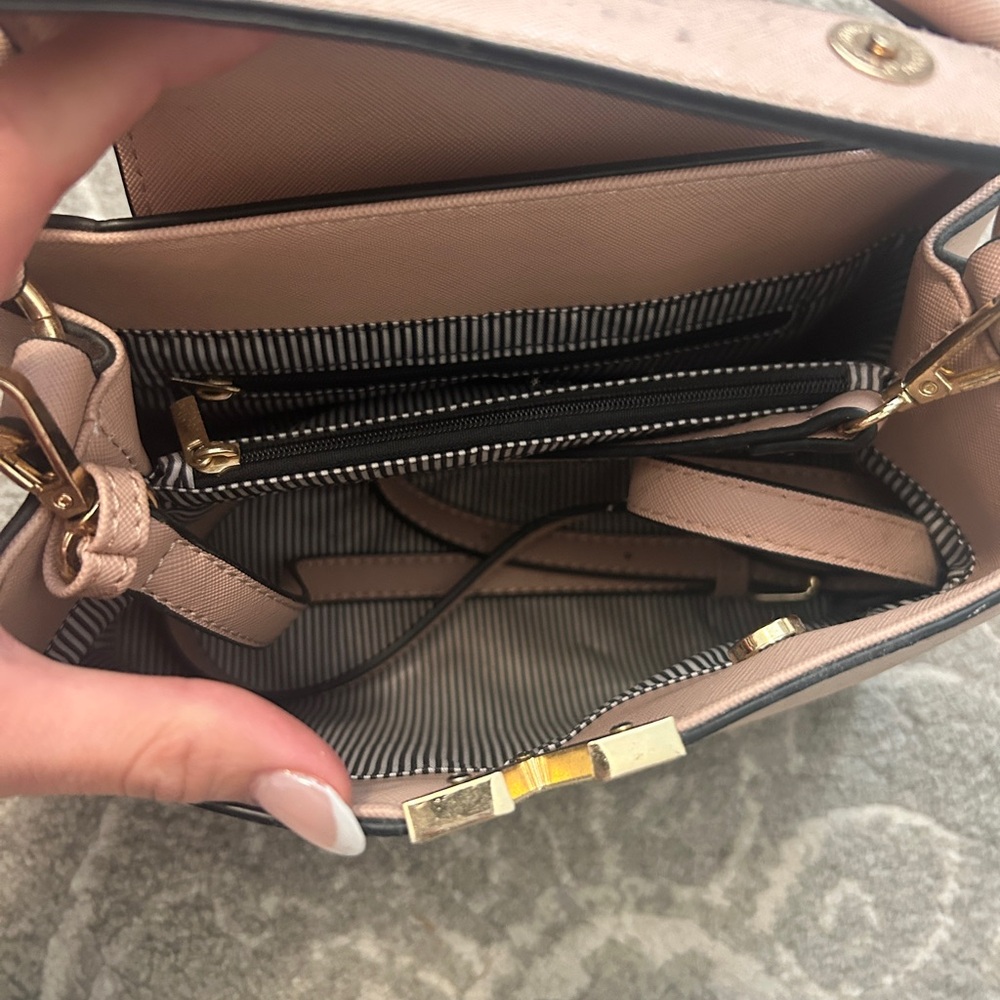 Elegant Pink Handbag with Gold Accent - Picture 2 of 3
